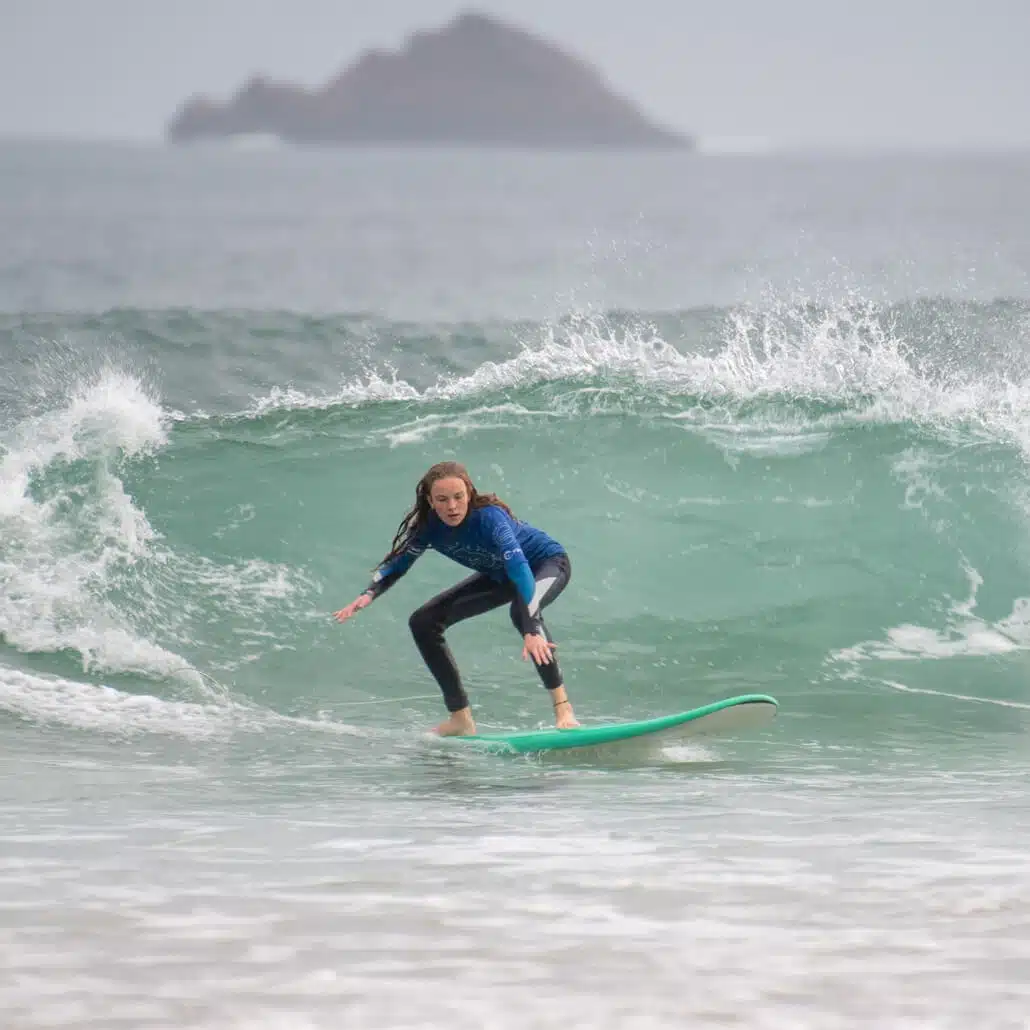 Jugendliche surft die Wellen im Surfcamp Portugal #2