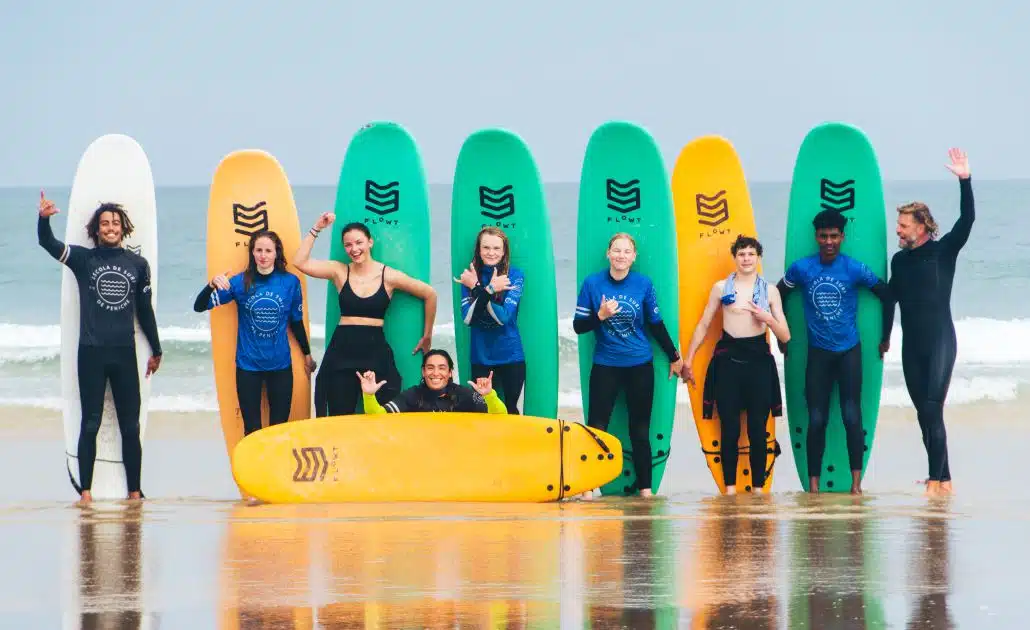 Jugendliche am Strand mit ihren Boards auf der Jugendreise in den Herbstferien nach dem Surfen