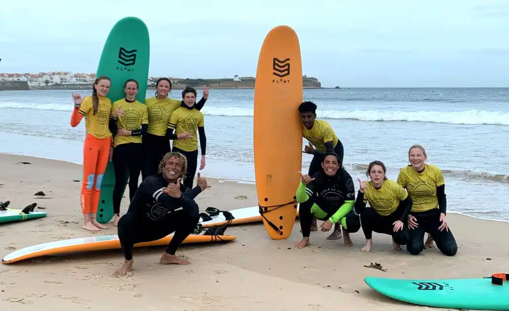 Jugendliche lernen auf Jugendreisen surfen und posieren im Surf Camp Portugal mit Coaches