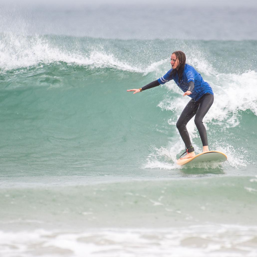 Jugendliche lernt Surfen in den Surfcamps Portugal