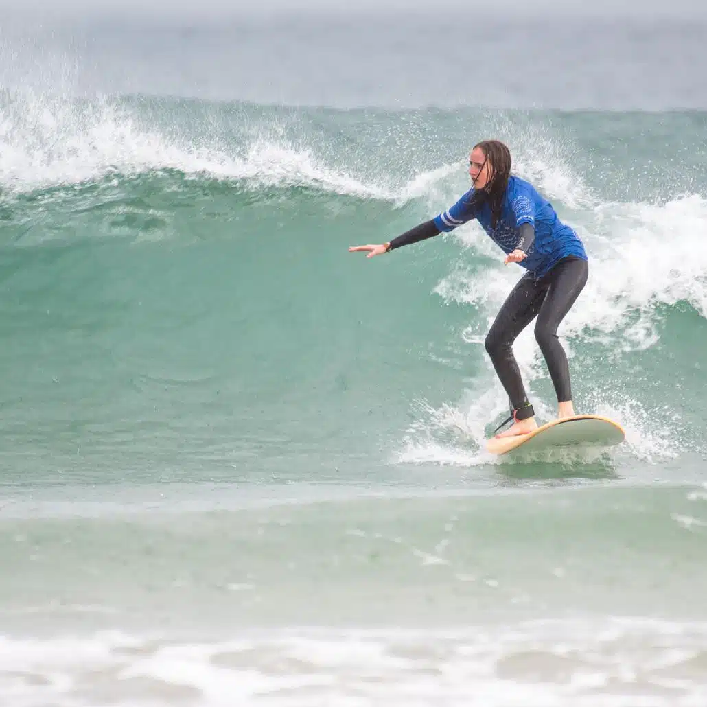 Jugendliche lernt Surfen in den Surfcamps Portugal
