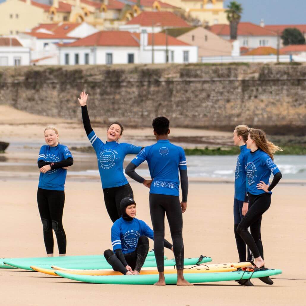 Jugendliche auf Surfurlaub in den Surfcamps Portugal