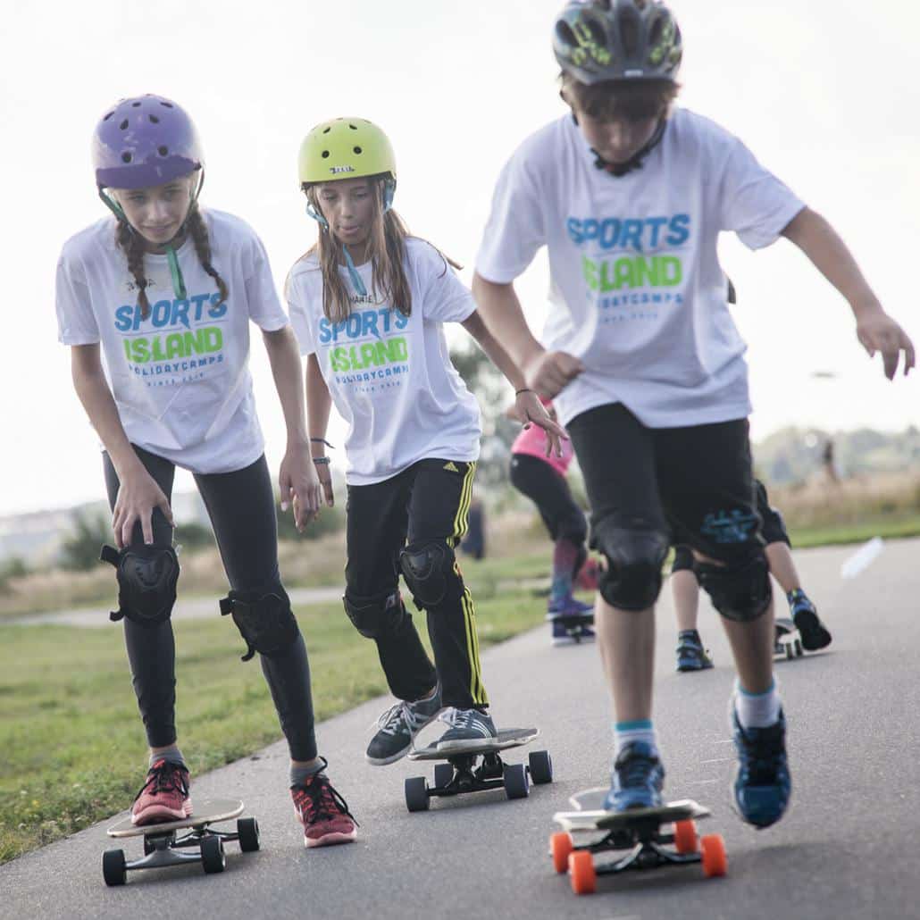 Jugendliche fahren Skateboard in den Feriencamps für Teenager