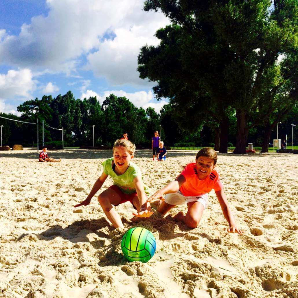Mädchen spielen Vollyball beim Beachsports im Badeland Allerpark zum Sommercamp Wolfsburg #1