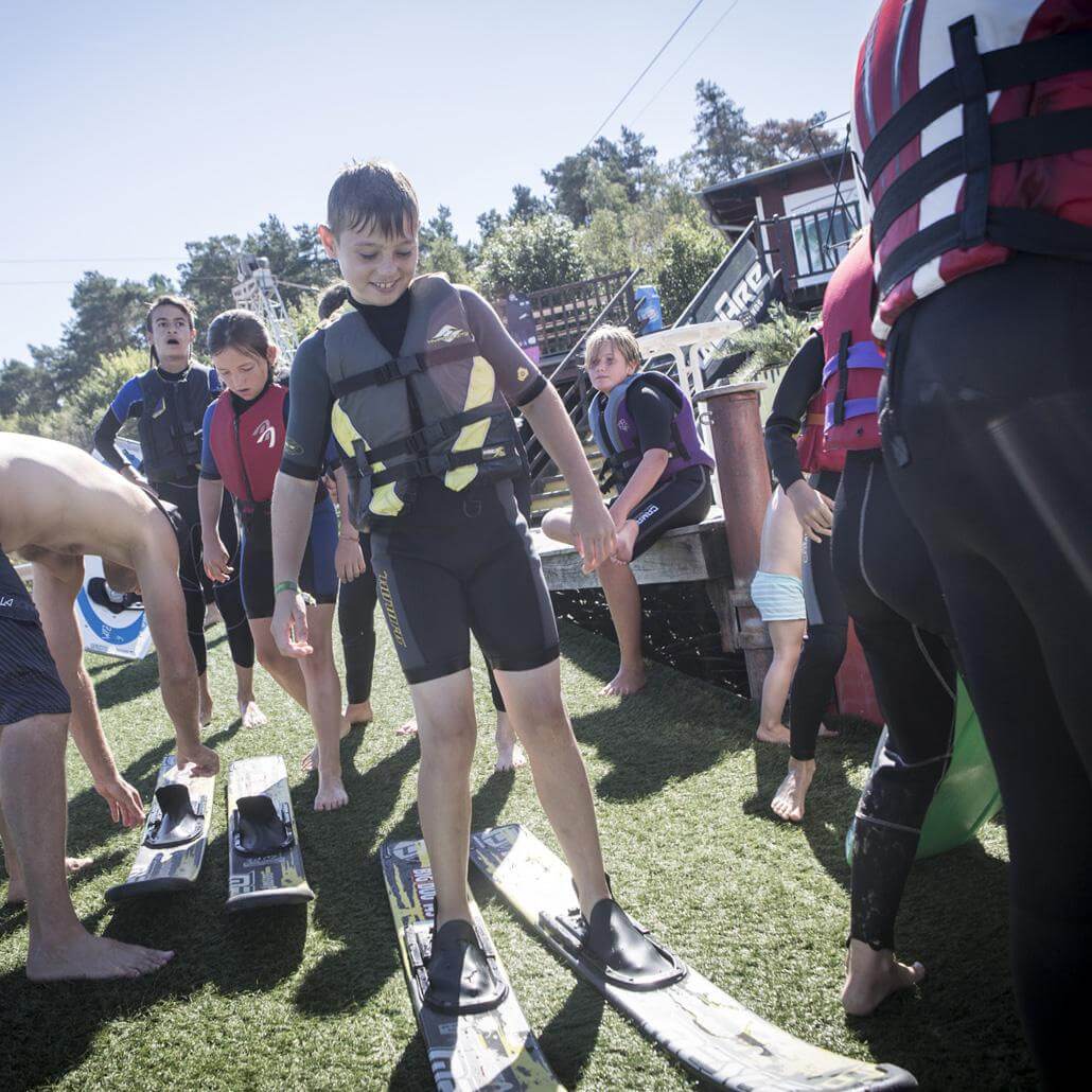 Kinder bereiten sich auf das Wasserski & Wakeboard fahren in den Feriencamps Potsdam vor