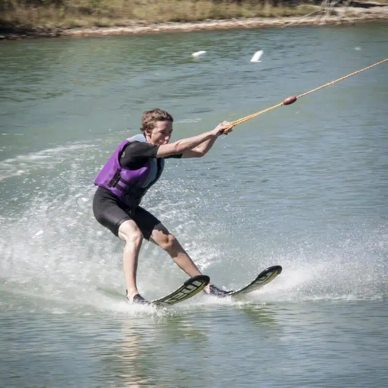 Jugendlicher fährt Wasserski in den Feriencamps für Teenager