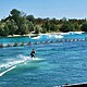 Kind fährt Wasserski auf dem See im Sommercamp München #2