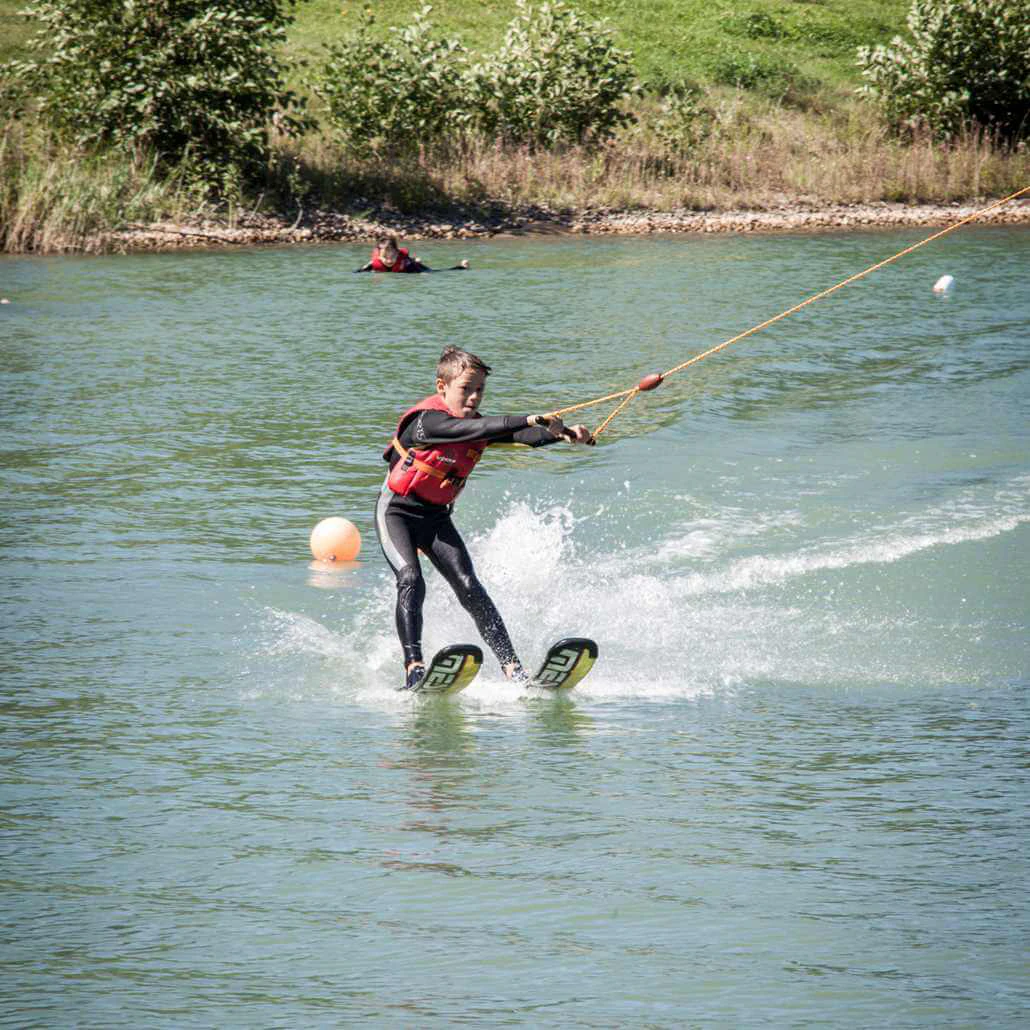 Kind fährt Wasserski im Sommercamps Köln #4 Fühlinger See