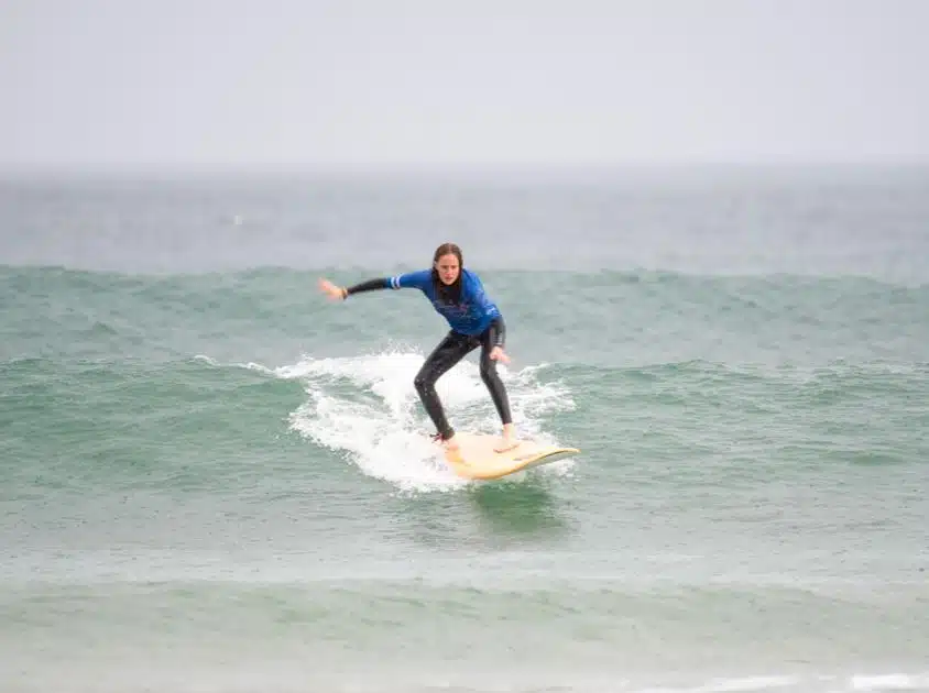 Coole Sportarten Wassersport: Teenager beim Surfen