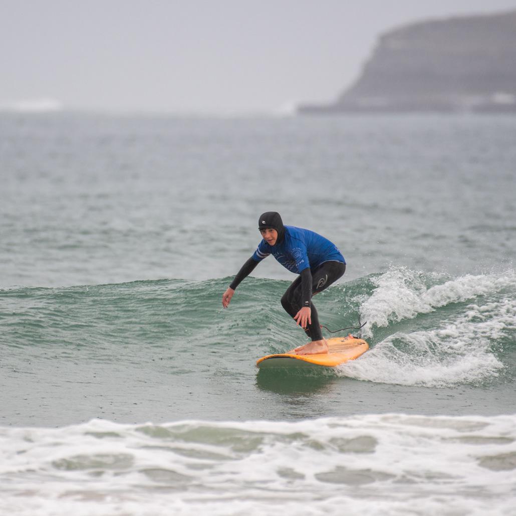 Jugendlicher surft die Wellen im Surfcamp Portugal